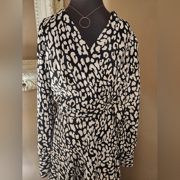 Elegant Black and White Calvin Klein Wrap Dress Size 8 - Picture 3 of 10
